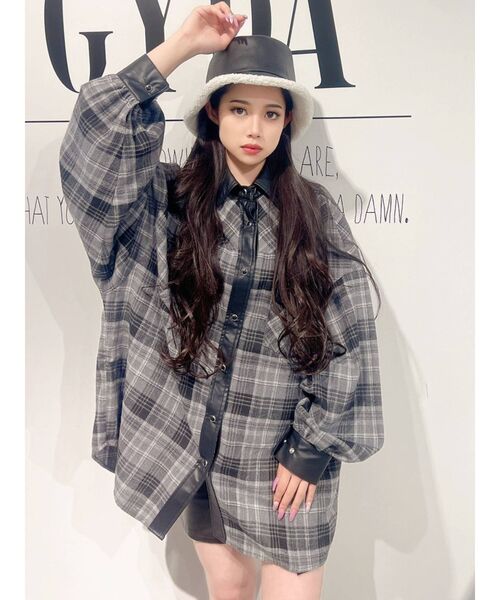 GYDA（ジェイダ）の「フェイクレザードッキングCHECKシャツ（シャツ/ブラウス・レディース・ベージュ/グレー・FREE）」の11枚目の写真