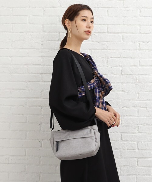 SHOO・LA・RUE（シューラルー）の「◆【撥水】ポケットショルダー（ショルダーバッグ・レディース・ブラック/カーキ/ブラック系3/グレー系3・00）」の6枚目の写真