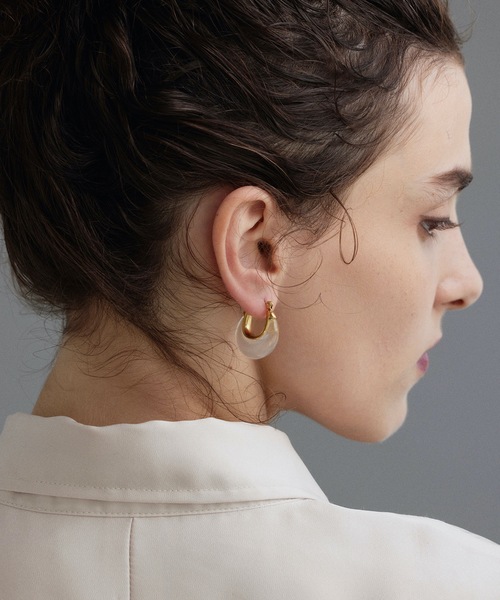 CENE（セネ）の「【CENE】セネ/カラースモールフープピアス（ピアス（両耳用）・レディース・ホワイト/グリーン/クリア・FREE）」の3枚目の写真