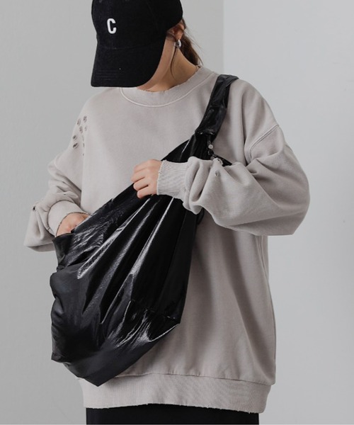 COLONY 2139（コロニートゥーワンスリーナイン）の「ギャザーショルダー2WAYバッグ（ショルダーバッグ・レディース・ブラック/カーキ/イエロー/アイボリー/ブルー/ミント/オレンジ/ネイビー/レッド/グリーン/グレー/ホワイト系その他/ブラック系その他/シルバー・FREE）」の4枚目の写真