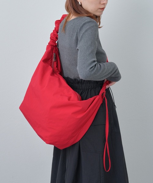 COLONY 2139（コロニートゥーワンスリーナイン）の「ギャザーショルダー2WAYバッグ（ショルダーバッグ・レディース・ブラック/カーキ/イエロー/アイボリー/ブルー/ミント/オレンジ/ネイビー/レッド/グリーン/グレー/ホワイト系その他/ブラック系その他/シルバー・FREE）」の12枚目の写真