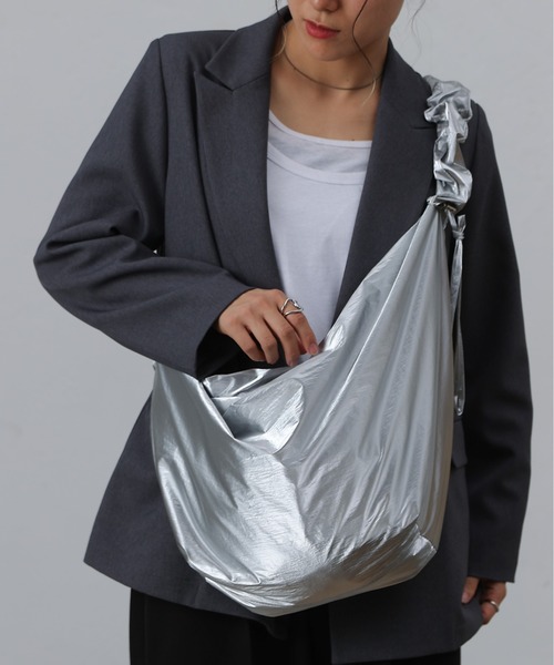 COLONY 2139（コロニートゥーワンスリーナイン）の「ギャザーショルダー2WAYバッグ（ショルダーバッグ・レディース・ブラック/カーキ/イエロー/アイボリー/ブルー/ミント/オレンジ/ネイビー/レッド/グリーン/グレー/ホワイト系その他/ブラック系その他/シルバー・FREE）」の14枚目の写真