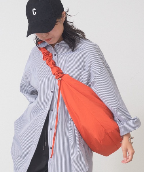 COLONY 2139（コロニートゥーワンスリーナイン）の「ギャザーショルダー2WAYバッグ（ショルダーバッグ・レディース・ブラック/カーキ/イエロー/アイボリー/ブルー/ミント/オレンジ/ネイビー/レッド/グリーン/グレー/ホワイト系その他/ブラック系その他/シルバー・FREE）」の13枚目の写真