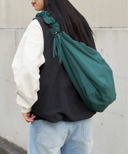 COLONY 2139（コロニートゥーワンスリーナイン）の「ギャザーショルダー2WAYバッグ（ショルダーバッグ・レディース・ブラック/カーキ/イエロー/アイボリー/ブルー/ミント/オレンジ/ネイビー/レッド/グリーン/グレー/ホワイト系その他/ブラック系その他/シルバー・FREE）」の7枚目の写真