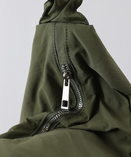 COLONY 2139（コロニートゥーワンスリーナイン）の「ギャザーショルダー2WAYバッグ（ショルダーバッグ・レディース・ブラック/カーキ/イエロー/アイボリー/ブルー/ミント/オレンジ/ネイビー/レッド/グリーン/グレー/ホワイト系その他/ブラック系その他/シルバー・FREE）」の16枚目の写真