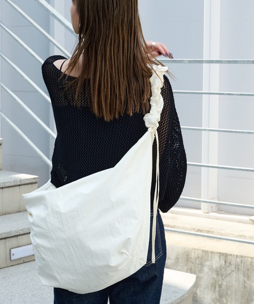 COLONY 2139（コロニートゥーワンスリーナイン）の「ギャザーショルダー2WAYバッグ（ショルダーバッグ・レディース・ブラック/カーキ/イエロー/アイボリー/ブルー/ミント/オレンジ/ネイビー/レッド/グリーン/グレー/ホワイト系その他/ブラック系その他/シルバー・FREE）」の19枚目の写真