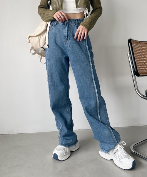 CLEA(クレア)の「フリンジライン ストレートデニムパンツ(デニムパンツ・レディース・ブルー/ライトブルー・M/L)」の4枚目の写真
