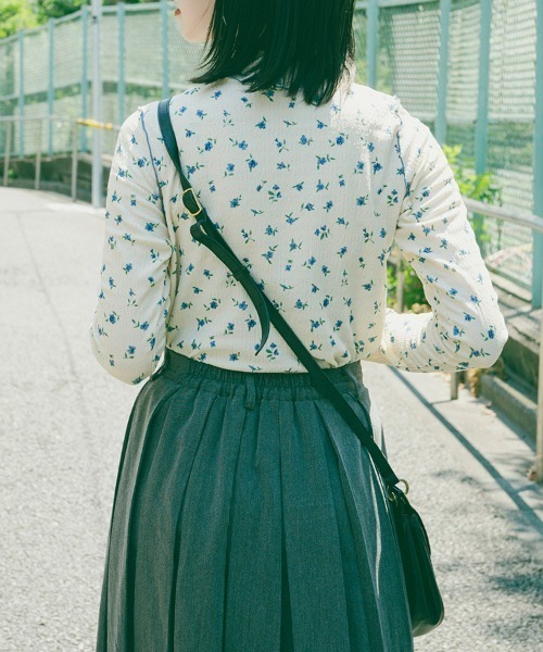 kutir（クティール）の「【クティールとレトロ】フラワーハイネックトップス（Tシャツ/カットソー・レディース・オレンジ/ブルー・FREE）」の6枚目の写真