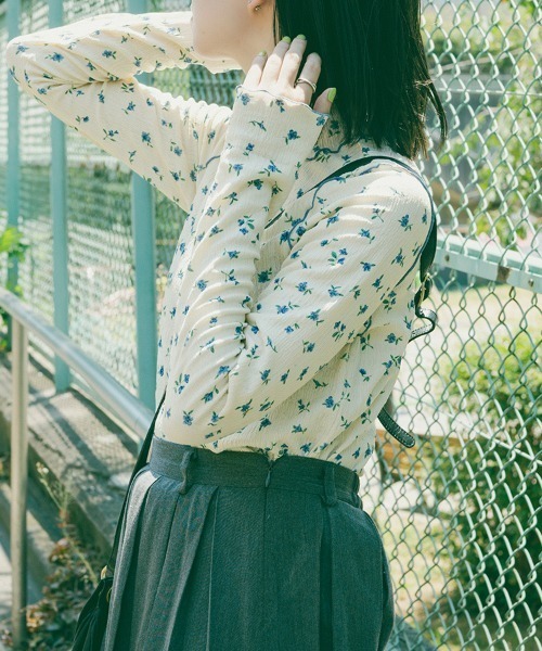 kutir（クティール）の「【クティールとレトロ】フラワーハイネックトップス（Tシャツ/カットソー・レディース・オレンジ/ブルー・FREE）」の4枚目の写真