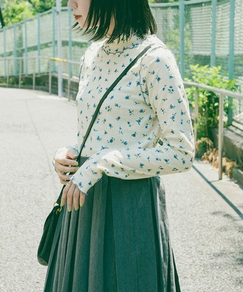 kutir（クティール）の「【クティールとレトロ】フラワーハイネックトップス（Tシャツ/カットソー・レディース・オレンジ/ブルー・FREE）」の5枚目の写真