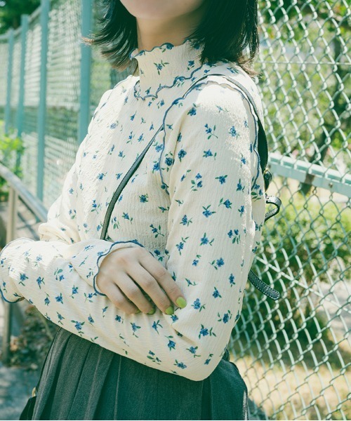 kutir（クティール）の「【クティールとレトロ】フラワーハイネックトップス（Tシャツ/カットソー・レディース・オレンジ/ブルー・FREE）」の3枚目の写真