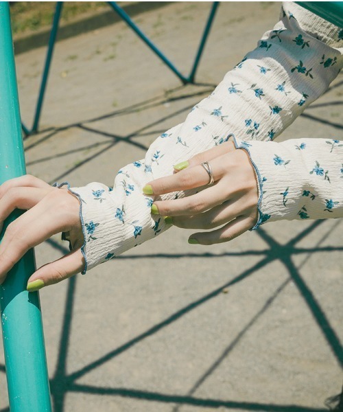 kutir（クティール）の「【クティールとレトロ】フラワーハイネックトップス（Tシャツ/カットソー・レディース・オレンジ/ブルー・FREE）」の10枚目の写真