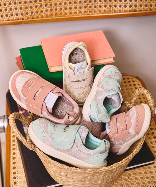 IFME（イフミー）の「KIDS｜ifme CALIN ラメレーススニーカー（スニーカー・キッズ・ベージュ/ピンク/グリーン・18.0cm/17.0cm/15.5cm/16.0cm/20.5cm/17.5cm/19.5cm/19.0cm/15.0cm/16.5cm/20.0cm/21.0cm/18.5cm）」の4枚目の写真