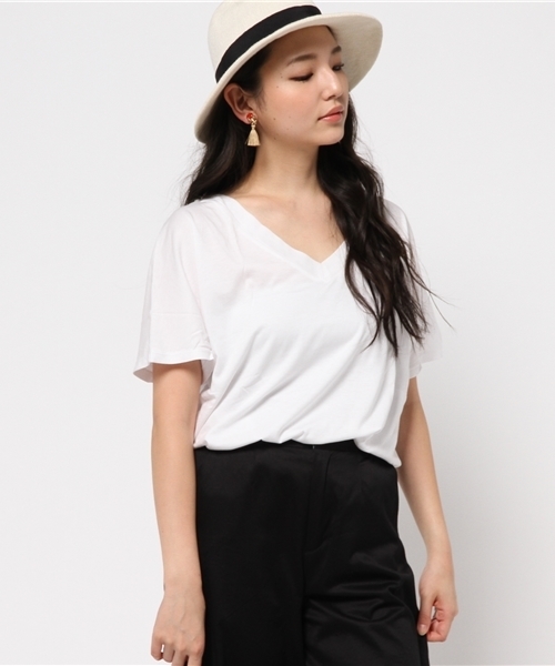 MOUSSY(マウジー)の「ERI LOOSE V/N TOPS J Ⅲ(Tシャツ/カットソー・レディース・ホワイト系その他/カーキ系/ホワイト/ブラウン/レッド/ブラック・FREE)」の2枚目の写真