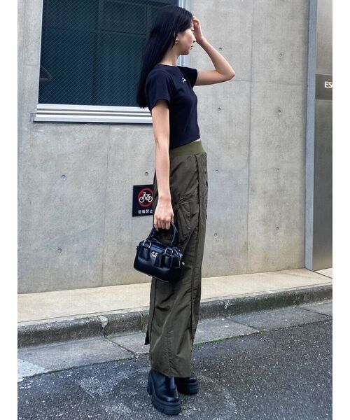 EMODA（エモダ）の「スウィッチングナイロンマキシスカート（スカート・レディース・ブラック/カーキ/グレー・SMALL/MEDIUM）」の4枚目の写真