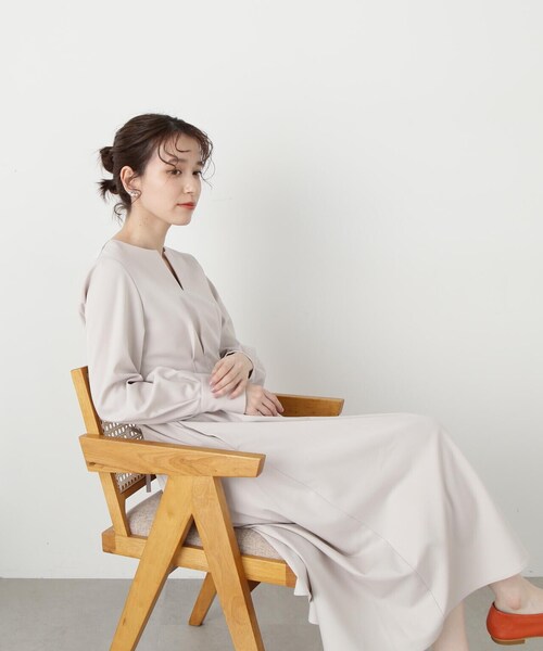 N.(N. Natural Beauty Basic)(エヌエヌナチュラルビューティーベーシック)の「◆【WEB限定】ウエストタックキーネックワンピース(ワンピース・レディース・ブラック系その他/オフホワイト/ベージュ/グリーン・SMALL/MEDIUM)」の7枚目の写真