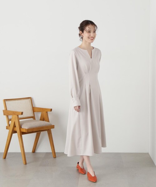 N.(N. Natural Beauty Basic)(エヌエヌナチュラルビューティーベーシック)の「◆【WEB限定】ウエストタックキーネックワンピース(ワンピース・レディース・ブラック系その他/オフホワイト/ベージュ/グリーン・SMALL/MEDIUM)」の8枚目の写真