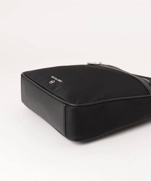 MICHAEL KORS（マイケルコース）の「JET SET ナイロン クロスボディ ラージ（ショルダーバッグ・レディース・ブラック・FREE）」の7枚目の写真