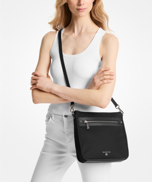 MICHAEL KORS（マイケルコース）の「JET SET ナイロン クロスボディ ラージ（ショルダーバッグ・レディース・ブラック・FREE）」の2枚目の写真