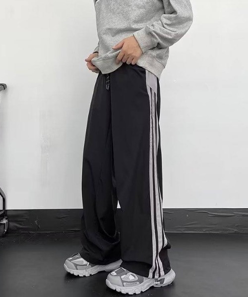 MGV（エムジーヴィー）の「サイドライン トラックワイドパンツ（その他パンツ・メンズ・ブラック/レッド・X-LARGE/LARGE/MEDIUM）」の5枚目の写真