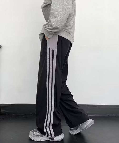 MGV（エムジーヴィー）の「サイドライン トラックワイドパンツ（その他パンツ・メンズ・ブラック/レッド・X-LARGE/LARGE/MEDIUM）」の6枚目の写真