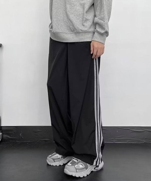 MGV（エムジーヴィー）の「サイドライン トラックワイドパンツ（その他パンツ・メンズ・ブラック/レッド・X-LARGE/LARGE/MEDIUM）」の8枚目の写真