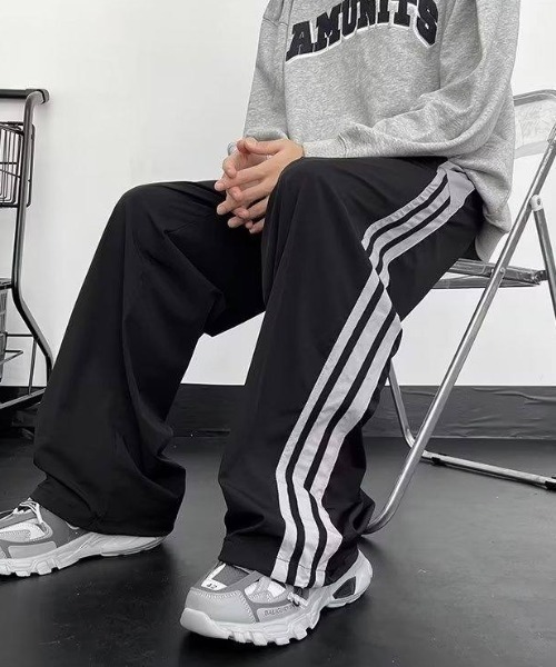 MGV（エムジーヴィー）の「サイドライン トラックワイドパンツ（その他パンツ・メンズ・ブラック/レッド・X-LARGE/LARGE/MEDIUM）」の9枚目の写真