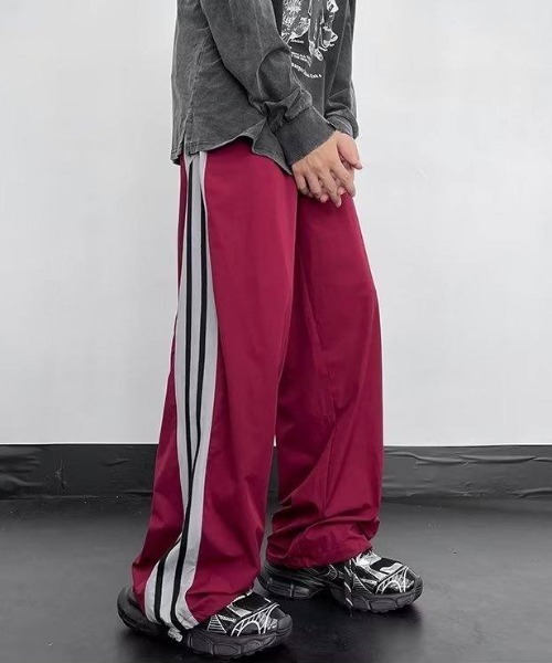 MGV（エムジーヴィー）の「サイドライン トラックワイドパンツ（その他パンツ・メンズ・ブラック/レッド・X-LARGE/LARGE/MEDIUM）」の11枚目の写真