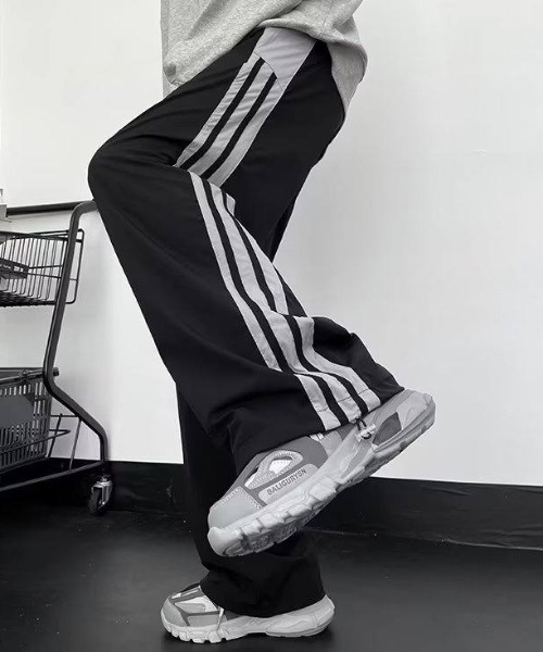 MGV（エムジーヴィー）の「サイドライン トラックワイドパンツ（その他パンツ・メンズ・ブラック/レッド・X-LARGE/LARGE/MEDIUM）」の3枚目の写真