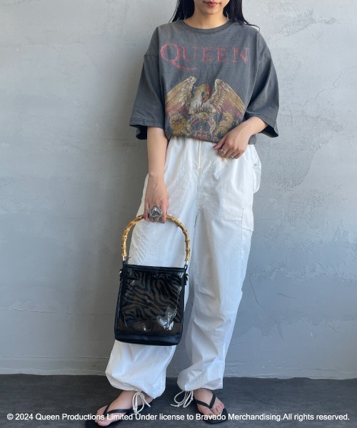 JEANS FACTORY （ジーンズファクトリー）の「[QUEEN/クイーン] QUEEN ロゴプリント ショートスリーブTシャツ（Tシャツ/カットソー・レディース・オフホワイト/ブラック・M/L/XL）」の4枚目の写真