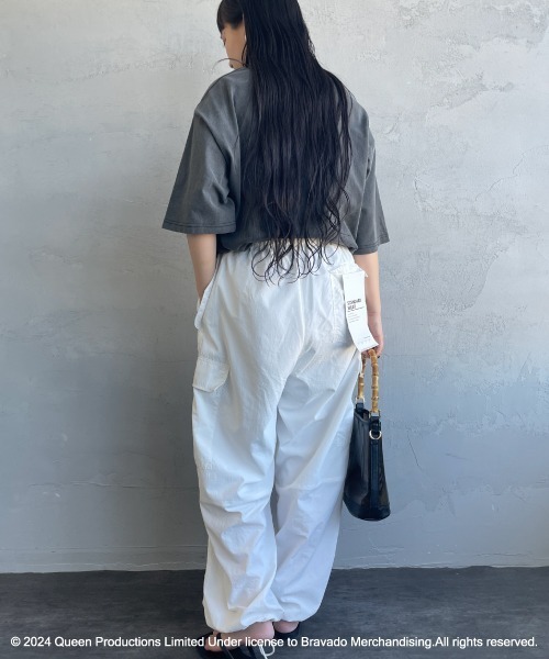 JEANS FACTORY （ジーンズファクトリー）の「[QUEEN/クイーン] QUEEN ロゴプリント ショートスリーブTシャツ（Tシャツ/カットソー・レディース・オフホワイト/ブラック・M/L/XL）」の22枚目の写真