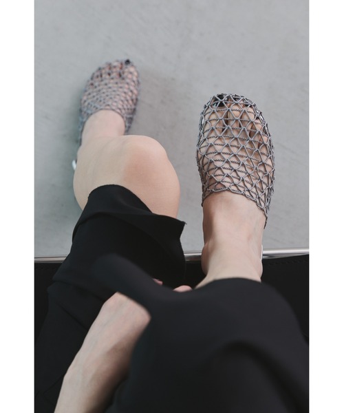 un/neu（アンノイ）の「メッシュフラットシューズ / メッシュ編みサンダル（サンダル・レディース・ブラック/シルバー・MEDIUM/SMALL/LARGE）」の5枚目の写真