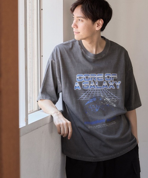 LAKOLE（ラコレ）の「ピグメントレトロプリントT半袖 / 130449（Tシャツ/カットソー・メンズ・チャコール/パープル/ブルー・MEDIUM/LARGE/X-LARGE）」の2枚目の写真