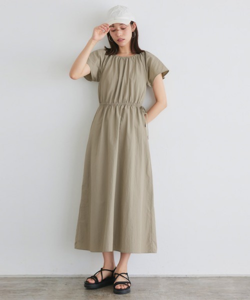 Pierrot（ピエロ）の「【抗菌防臭・撥水】2wayギャザーフリルワンピース（ワンピース・レディース・ベージュ/ブラック・M/L/PM）」の5枚目の写真