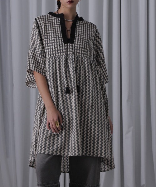 ROSE BUD(ローズバッド)の「チュニックワンピース(チュニック・レディース・ブラック/ベージュ・FREE)」の2枚目の写真