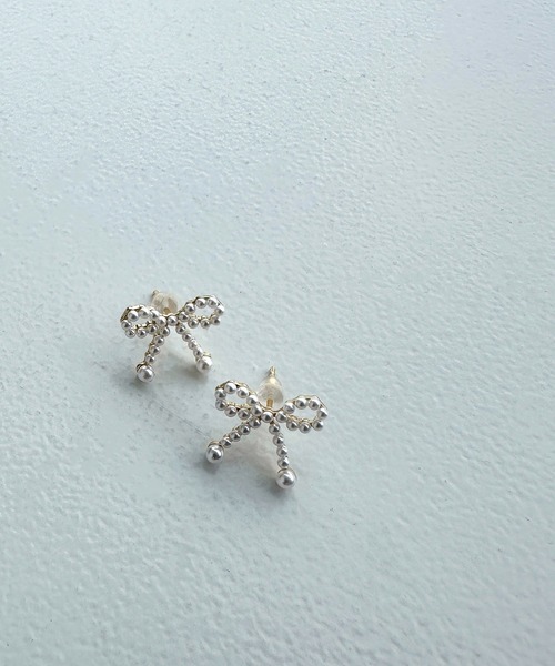 apres jour mignon（アプレジュールミニョン）の「【apresjour mignon×ARIAZ】ミニリボンピアス（ピアス（両耳用）・レディース・オフホワイト・ONESIZE）」の2枚目の写真