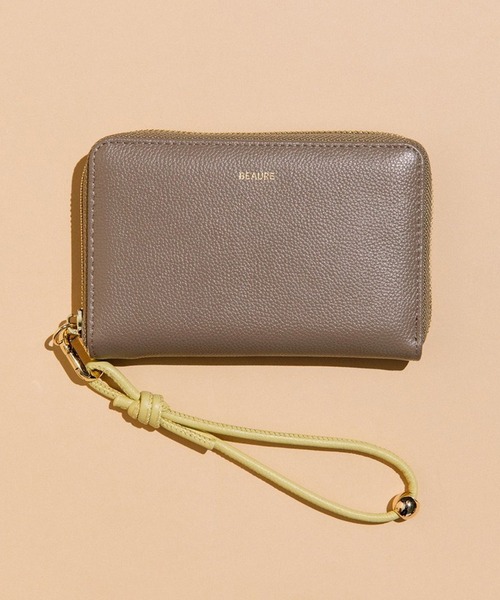 Beau're(ヴュレ)の「【BEAURE】カウレザー ハンドストラップ付きB7ウォレット B-24097(財布・レディース・ライトピンク/グレイッシュベージュ/ブラック/シルバー/イエロー/パープル/ゴールド/アイボリー/ブルー・FREE)」の3枚目の写真