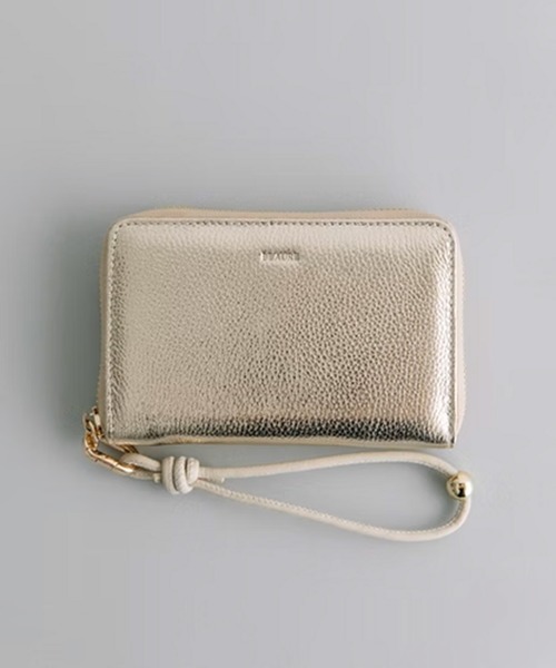 Beau're(ヴュレ)の「【BEAURE】カウレザー ハンドストラップ付きB7ウォレット B-24097(財布・レディース・ライトピンク/グレイッシュベージュ/ブラック/シルバー/イエロー/パープル/ゴールド/アイボリー/ブルー・FREE)」の9枚目の写真