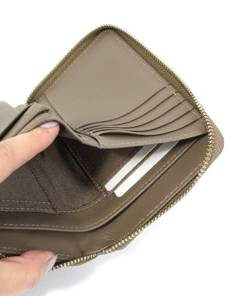 Beau're(ヴュレ)の「【BEAURE】カウレザー ハンドストラップ付きB7ウォレット B-24097(財布・レディース・ライトピンク/グレイッシュベージュ/ブラック/シルバー/イエロー/パープル/ゴールド/アイボリー/ブルー・FREE)」の19枚目の写真