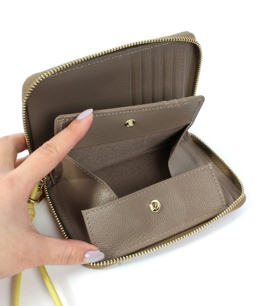 Beau're(ヴュレ)の「【BEAURE】カウレザー ハンドストラップ付きB7ウォレット B-24097(財布・レディース・ライトピンク/グレイッシュベージュ/ブラック/シルバー/イエロー/パープル/ゴールド/アイボリー/ブルー・FREE)」の20枚目の写真