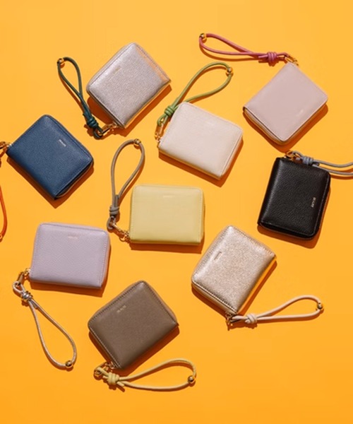 Beau're(ヴュレ)の「【BEAURE】カウレザー ハンドストラップ付きB7ウォレット B-24097(財布・レディース・ライトピンク/グレイッシュベージュ/ブラック/シルバー/イエロー/パープル/ゴールド/アイボリー/ブルー・FREE)」の12枚目の写真