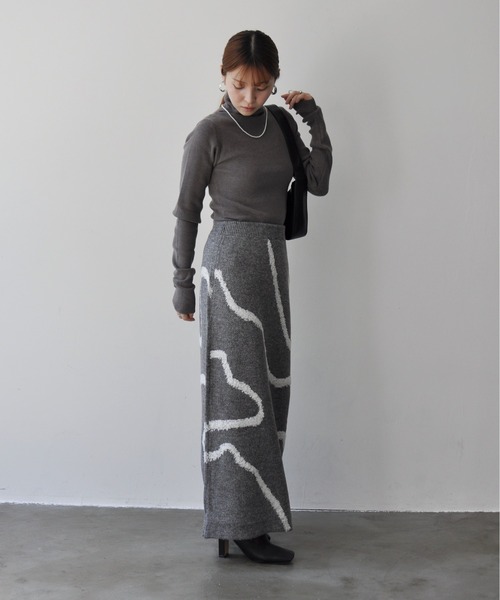 Meli rich(メリーリッチ)の「ラインジャガードニットナロースカート(スカート・レディース・アイボリー/ブラック/グレー・FREE)」の9枚目の写真