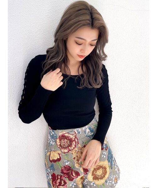 GYDA(ジェイダ)の「レースアップスリーブニットトップス(ニット/セーター・レディース・オフホワイト/ブラック・FREE)」の2枚目の写真