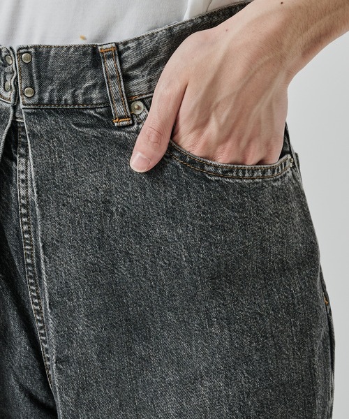 JOHN LAWRENCE SULLIVAN（ジョンローレンスサリバン）の「WASHED DENIM WIDE PANTS（デニムパンツ・メンズ・ダークインディゴブルー/ブラック・46/44）」の4枚目の写真