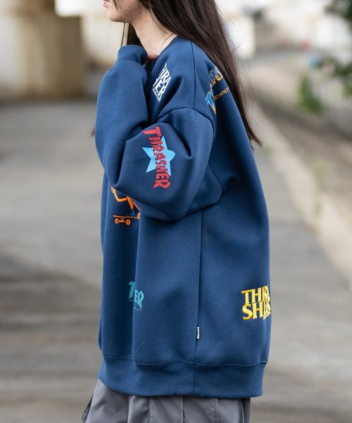 【at】〔THRASHER/スラッシャー〕裏起毛 総柄プリント＆刺繍 クルーネック ビッグスウェット（スウェット）｜THRASHER（スラッシャー）