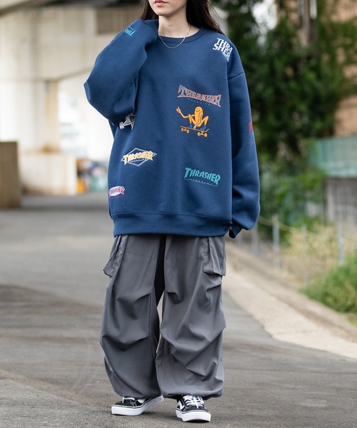 【at】〔THRASHER/スラッシャー〕裏起毛 総柄プリント＆刺繍 クルーネック ビッグスウェット（スウェット）｜THRASHER（スラッシャー）