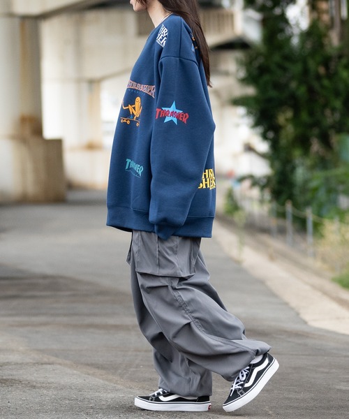 【at】〔THRASHER/スラッシャー〕裏起毛 総柄プリント＆刺繍 クルーネック ビッグスウェット（スウェット）｜THRASHER（スラッシャー）