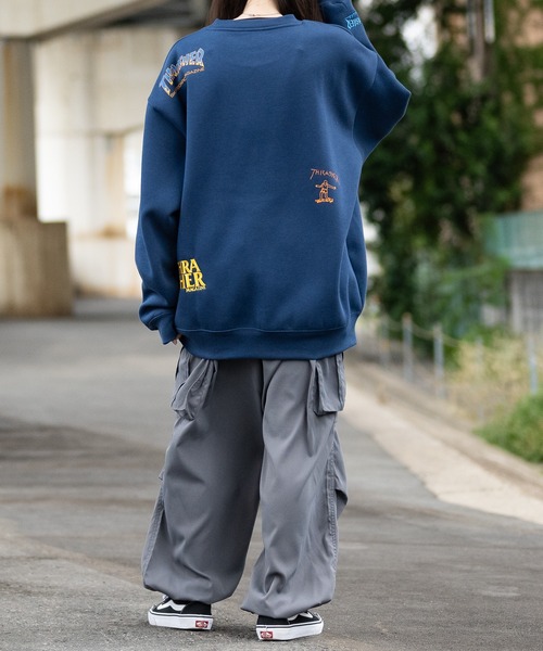 【at】〔THRASHER/スラッシャー〕裏起毛 総柄プリント＆刺繍 クルーネック ビッグスウェット（スウェット）｜THRASHER（スラッシャー）