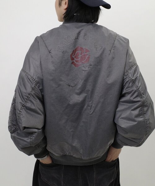 WHO'S WHO gallery（フーズフーギャラリー）の「【Sourcream/サワークリーム】バラモチーフMA1（ブルゾン・レディース・チャコールグレー/ブラック/カーキ・FREE）」の2枚目の写真