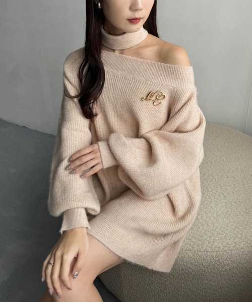 one after another NICE CLAUP(ワンアフターアナザーナイスクラップ)の「チョーカー付きオフショルニットワンピース(ワンピース・レディース・オフホワイト/ピンク/チャコールグレー/ベージュ・FREE)」の4枚目の写真